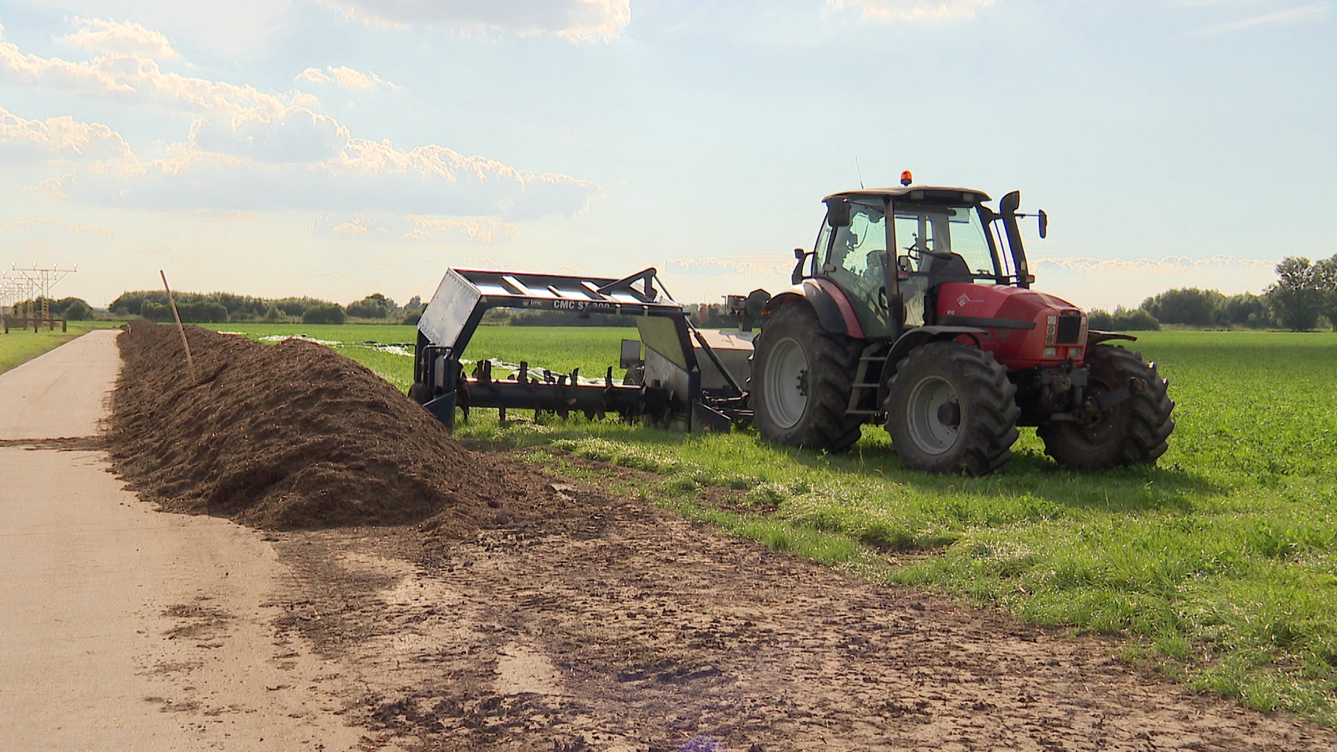 De Lelystadse Boer maakt compost van bermgras langs de A6